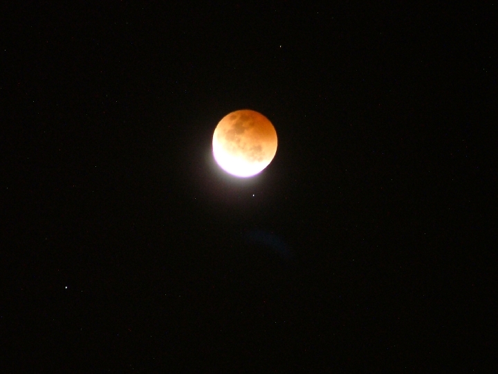 Luna Roja II.JPG -       LUNA ROJA (ECLIPSE TOTAL DE LUNA)      * Fecha:   3-03-2007     * Lugar:   Pozuelo de Alarc�n (Madrid)     * Telescopio:   sin telescopio     * Montura:   sin montura     * C�mara:   C�mara Digital Fujifilm S500 sobre tr�pode     * M�todo:   2 s. ISO 200     * Procesado:   sin procesar     * Visibilidad:   buena   